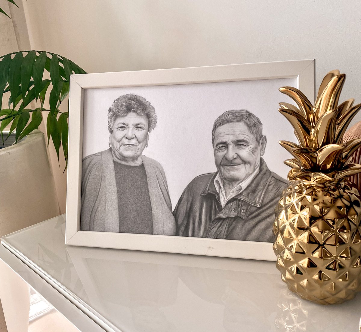 nataliia_25's tweet photo. Com a aproximação do natal, surgem também as dúvidas acerca das prendas. Podes optar por oferecer algo único e personalizado como um retrato realista ou um quadro. Garanto que não haverão prendas iguais 🤭

Encomenda com antecedência, +info IG @natalia.ilustracoes

Partilhem 🤍 https://t.co/x2GlkSoGLp