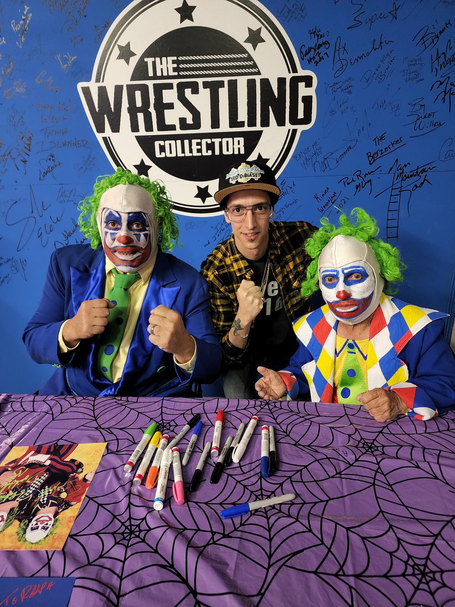 TheSmokeDragon's tweet photo. Just a couple of guys...clowning around 🤡 Absolute honor to get to meet two legends of the ring Doink and Dink the clowns!
@TheWCStore #doink #doinktheclown #dink #dinktheclown #wwf #wwe #rayapollo #tigerjackson #claudegiroux #legend #prowrestling #clown #aew #njpw #nxt https://t.co/gVcTQKBnmf