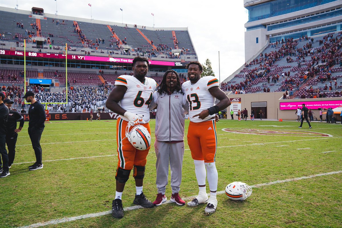 coachReynolds1's tweet image. Love watching them play! @keshawnk25 @_chantzler @JalenRivers01 @Coach____D  #OakleafBuilt