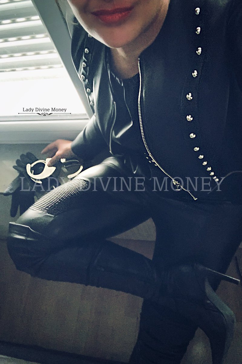 LadyDivineMone1's tweet photo. Ich betrete deine Wohnung. Du bist nervös und siehst meine Handschellen. Du weißt ganz genau, dass es kein zurück mehr gibt. Deine Privatsphäre, deine Männlichkeit und du selbst gehören mir. 😈 https://t.co/gY7tViCzWy