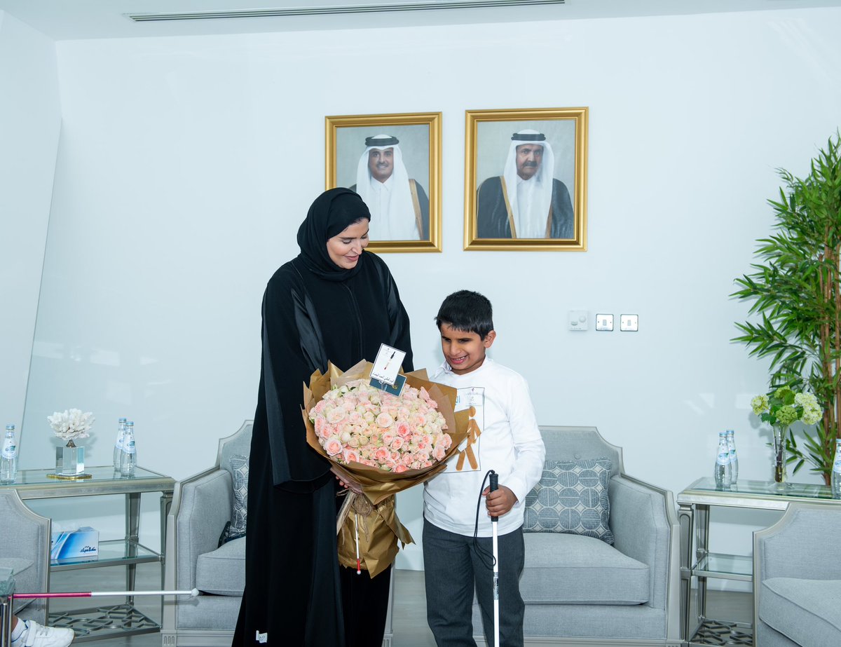 MANAlMisned's tweet photo. يسعدُ القلبُ ويبتهجُ بلُقيا أصحاب البصائر المليئة بالحُب والنقاءْ.. حيثُ شرّفَني اليوم، قُدومُ أبنائي وبناتي من منتسبي مركز النور للمكفوفين، الذين أكرموني بزيارتهم وإهدائي وُرودًا مُزهِرة؛ كما هي قُلوبُهُم.

في #اليوم_العالمي_للعصا_البيضاء أقول لهم: كل عامٍ وحياتنا أجمل بوجودكم. https://t.co/fGAkt7VqCW