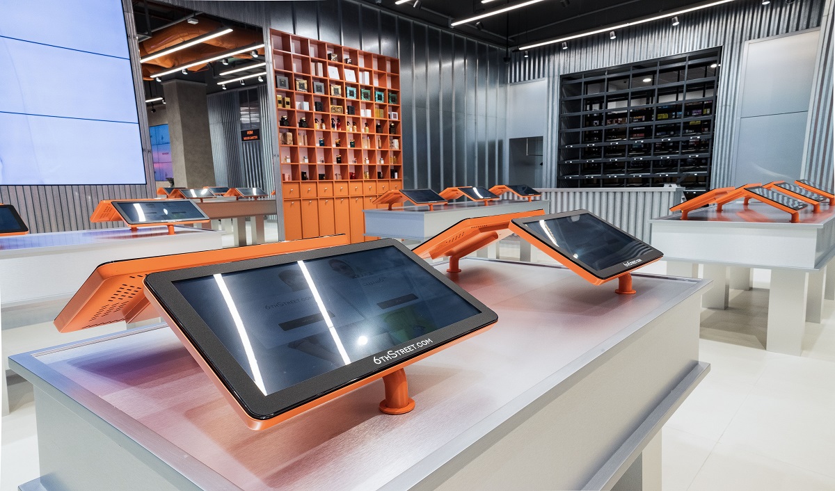 T3_Arabia's tweet photo. https://t.co/C6gdE1yY2P has opened the GCC region’s first-ever phygital store dedicated to fashion. Located in Dubai Hills Mall, the store seeks to be the future of retail, offering customers an integrated omnichannel experience  #T3ME #6thStreet https://t.co/oWgBtJwVLC