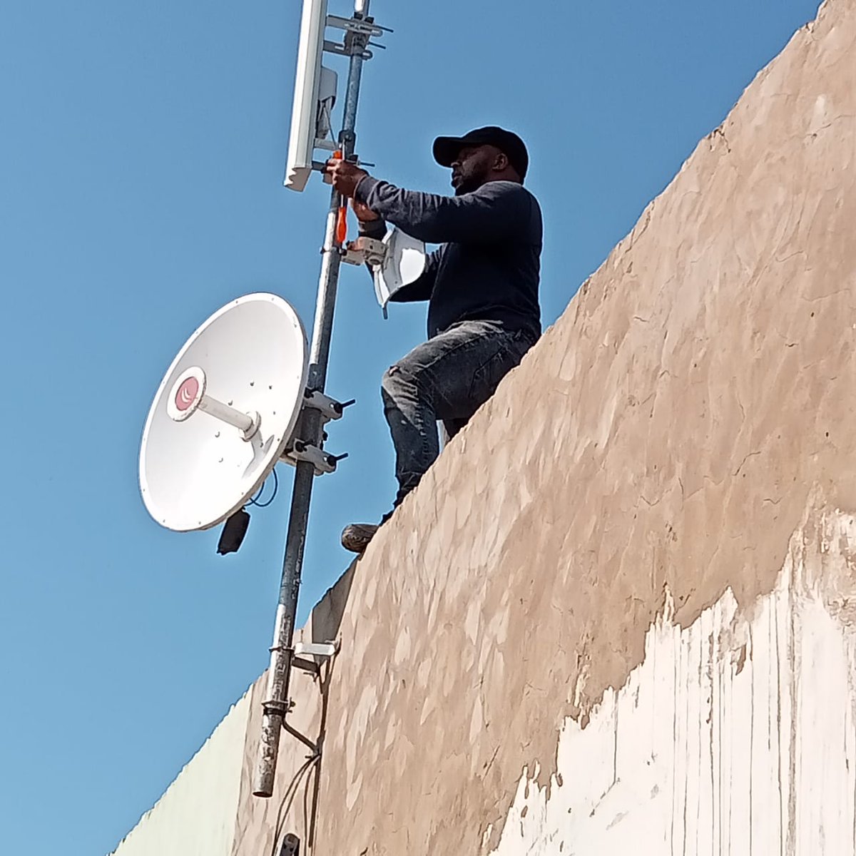 JayMasbulele's tweet photo. Zenzeleni Community Network have created wireless link between its main tower from Nomadolo- Canzibe district hospital to offer affordable and reliable wireless network to the hospital, community shops, homes and taxi rank. https://t.co/Da0atl1rxq