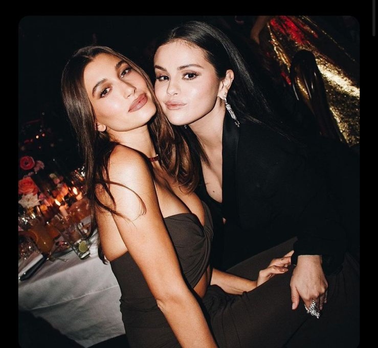 drewdalg's tweet image. Tres mujeres mirándose fijamente sufriendo por el mismo hombre