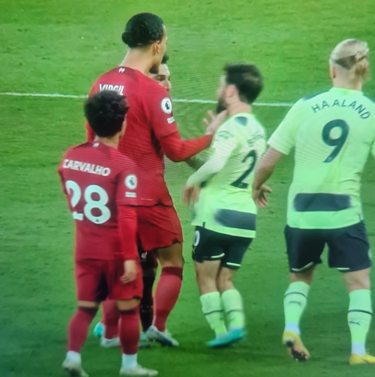 Daniel31200513's tweet photo. @BernardoCSilva @PhilFoden @erling You little fu**ing midget.. big @VirgilvDijk barely touched you with with his wrist and you nearly fell over you little rat 🐀 🤣🤣
Oh... and you had to drag @MoSalah down by the shirt to have a chance vs him.
Salah >>> Silva
You got fu**ing ruined twice in 2 minutes bi*ch 🤣🤣🤣 https://t.co/L0oo1NwzLf