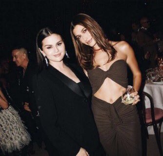 crisayonara's tweet photo. selena gomez e hailey bieber juntas 🆘 https://t.co/3N0jojCf0a