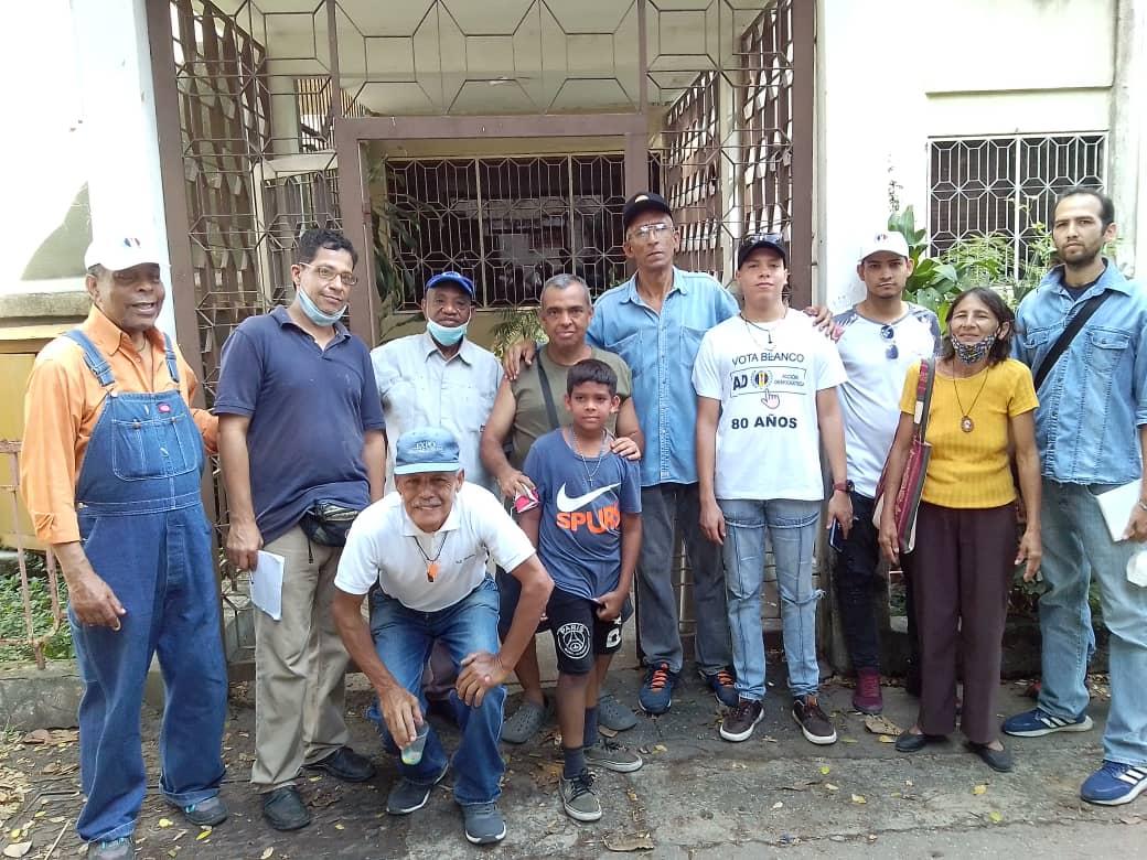 DavidCedg's tweet photo. El día de ayer #15DeOct se realizó una actividad casa x casa en la parroquia El Valle aqui en #Caracas , donde la @JAD_Caracas1 y el equipo parroquial del valle transmitimos ese mensaje de fuerza y esperanza de que con @ADVenezuelaa se vive mejor !
@adbernabe
@MAELECAD_VE https://t.co/e7QqwRydg5