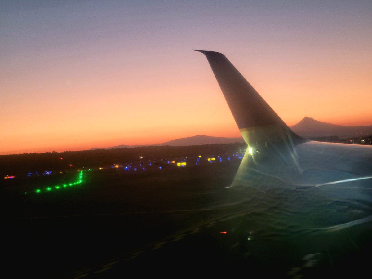 LECORLSU's tweet photo. Sunrise departure from Portland. Great American College of Veterinary Surgeons meeting. See u next year in Kentucky. #ACVS2022 #LSU #LECOR #LSUSVM https://t.co/RmIdLhiGnw