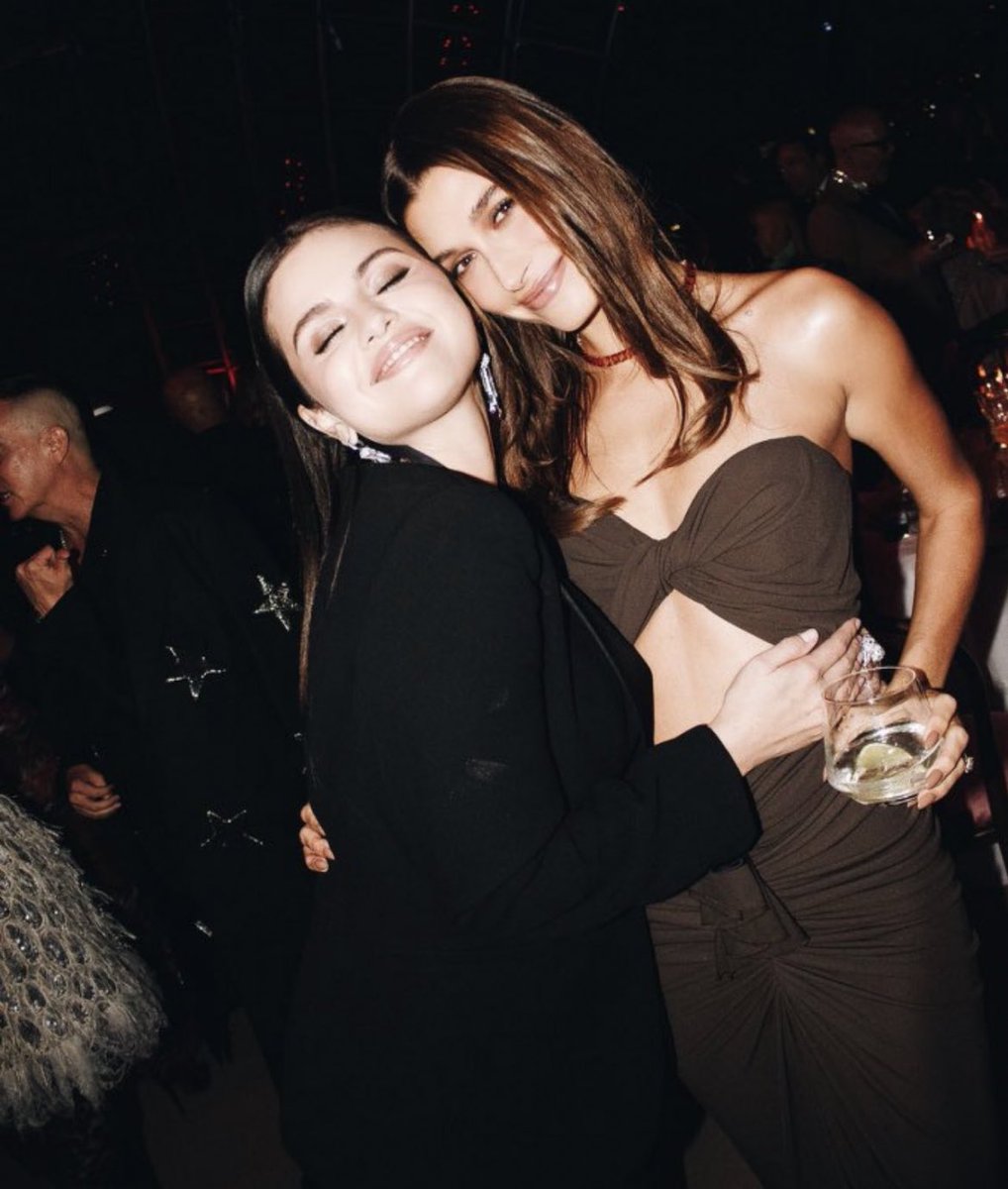 biebbsspurpose's tweet photo. Selena and Hailey together. This just made 2022. https://t.co/nxYTUqKWdl