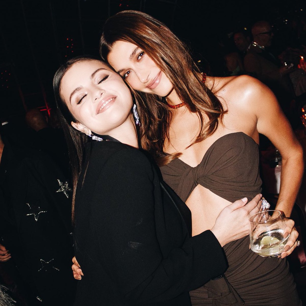 PopMotive's tweet photo. Selena Gomez &amp; Hailey Bieber look stunning together as they pose for pictures at the #AcademyMuseumGala last night. https://t.co/BAwvlBovUI