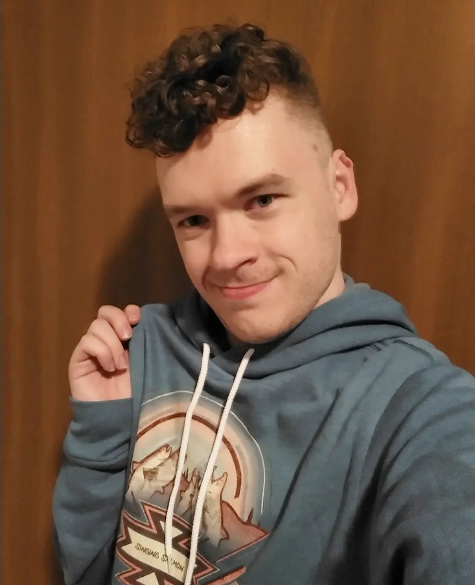 MatthewKincanon's tweet photo. Lookin good in my @WenatchiWear hoodie. It's perfect for Fall weather! #shopnative #Clothing #NativeAmericans https://t.co/5CJm6UAq5D