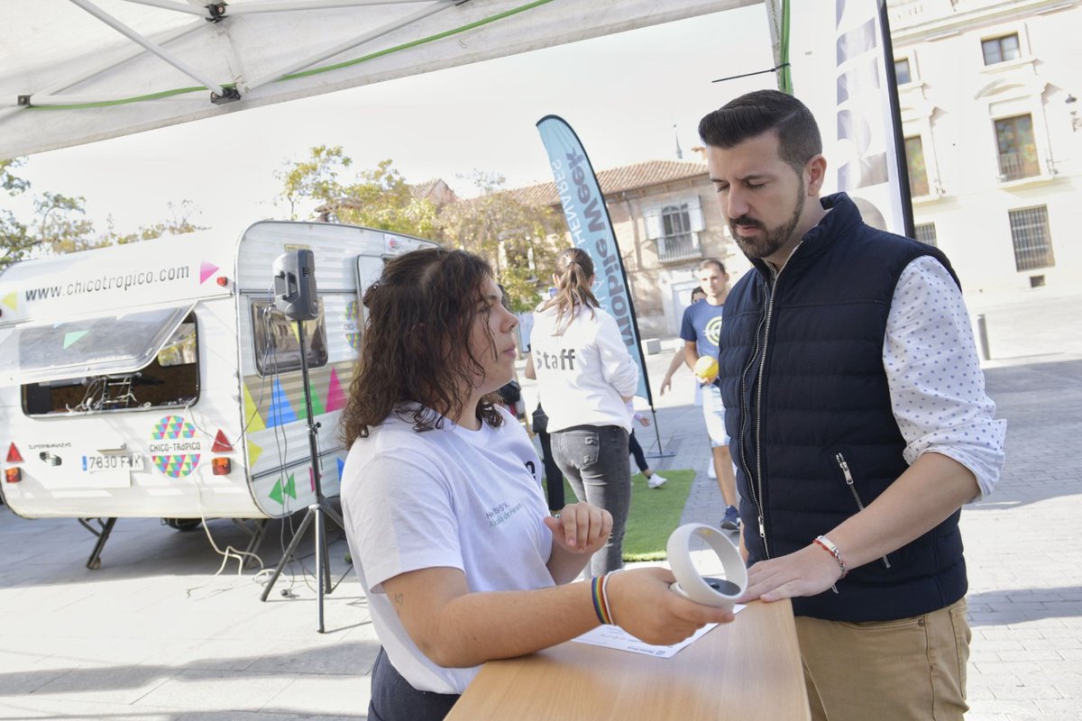 Mobile_Alcala's tweet image. 👽 Finalizamos el domingo 16 de #mWeekAlcala22.

👾 @CastillejoCalvo, Concejal del @aytoalcalah ha visitado el Punto Tech en la Plaza de Cervantes.

🚀 Un pequeño avance de lo que viene: Gafas VR, experimentación musical, información de la #mWeek y dos @Tesla Model Y.