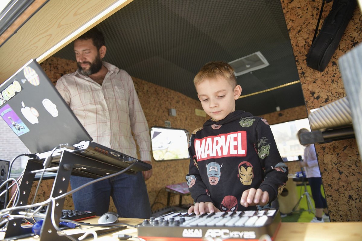 Mobile_Alcala's tweet image. 👽 Finalizamos el domingo 16 de #mWeekAlcala22.

👾 @CastillejoCalvo, Concejal del @aytoalcalah ha visitado el Punto Tech en la Plaza de Cervantes.

🚀 Un pequeño avance de lo que viene: Gafas VR, experimentación musical, información de la #mWeek y dos @Tesla Model Y.