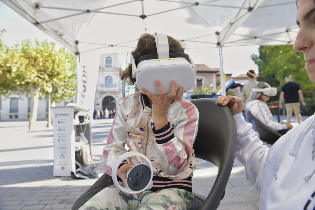 Mobile_Alcala's tweet image. 👽 Finalizamos el domingo 16 de #mWeekAlcala22.

👾 @CastillejoCalvo, Concejal del @aytoalcalah ha visitado el Punto Tech en la Plaza de Cervantes.

🚀 Un pequeño avance de lo que viene: Gafas VR, experimentación musical, información de la #mWeek y dos @Tesla Model Y.