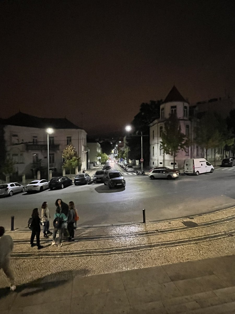 Junto às Escadas Monumentais, o estacionamento é em tetris. Estacionam-se carros nos passeios, nas curvas, nas passadeiras e no meio da estrada. De dia e de noite. Está tudo bem. 

Agradecemos ao Miguel pela partilha.