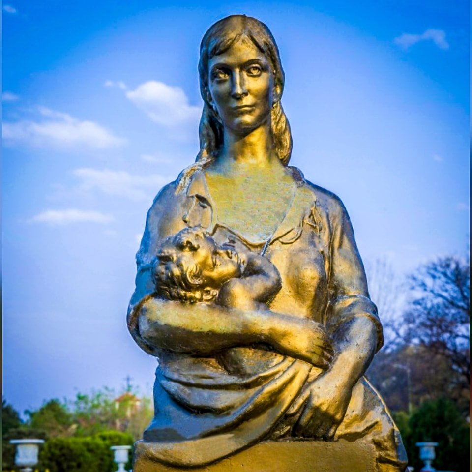 CirculoPFA's tweet photo. 💐👩‍👧‍👦Feliz #DíaDeLaMadre a todas las mamás y en especial a las de esta hermosa familia del #CPF!
Siempre están presentes en nuestro 💙 y eso se refleja en las obras de arte ubicadas en el anexo #ÁreaSchuller. ¡Gracias hoy y siempre!🫶🏻
Que tengan un gran domingo junto a sus madres. https://t.co/Lmz4yA5Q1f