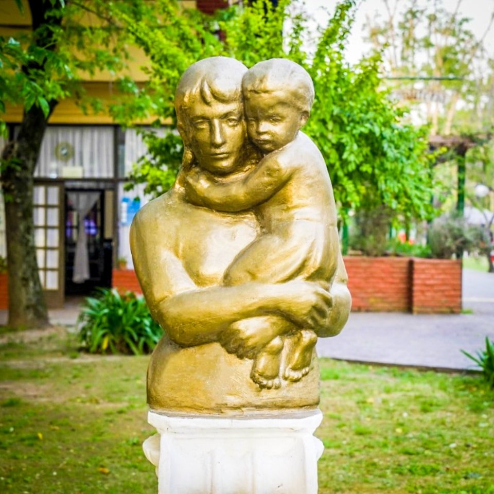 CirculoPFA's tweet photo. 💐👩‍👧‍👦Feliz #DíaDeLaMadre a todas las mamás y en especial a las de esta hermosa familia del #CPF!
Siempre están presentes en nuestro 💙 y eso se refleja en las obras de arte ubicadas en el anexo #ÁreaSchuller. ¡Gracias hoy y siempre!🫶🏻
Que tengan un gran domingo junto a sus madres. https://t.co/Lmz4yA5Q1f