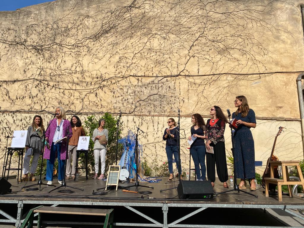 marzo_angels's tweet photo. Avui em recitat @FeliciaFuster, @AnnaDodas @VictorCATAlbert i #DulceMariaLoynaz a l'@Ateneu de la mà del projecte #versdedonadona. Una sessió molt bonica per compartir versos i música i flors! Gràcies #PepaJiménez pel teu entusiasme i dedicació! https://t.co/L9BS6uSN8g
