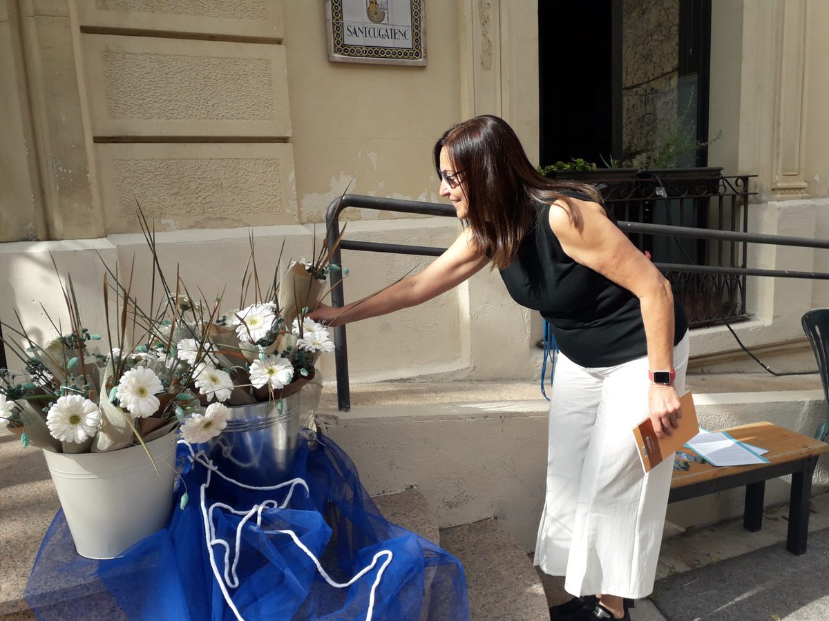 marzo_angels's tweet photo. Avui em recitat @FeliciaFuster, @AnnaDodas @VictorCATAlbert i #DulceMariaLoynaz a l'@Ateneu de la mà del projecte #versdedonadona. Una sessió molt bonica per compartir versos i música i flors! Gràcies #PepaJiménez pel teu entusiasme i dedicació! https://t.co/L9BS6uSN8g