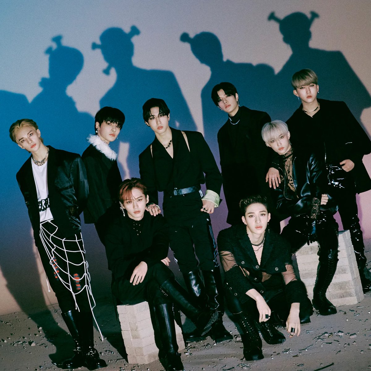 PopMotive's tweet photo. ‘MAXIDENT’ by @Stray_Kids debuts on #1 on the Billboard 200 with 117k units (110k pure). 

It becomes their second #1 album. https://t.co/0pgSauwVOC