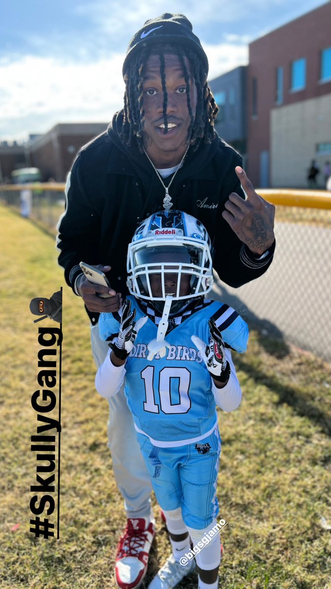 CoachNikeSpain's tweet photo. Son Son was Clean in the new uniform Thanks to @bigsgjamo 🤞🏾 Daddy @BrennanSpain put it on son son today 💪🏽 #EliteorNothing #DirtyBirdElite 🦅 #TwoSpain https://t.co/rzHVqYu0hL