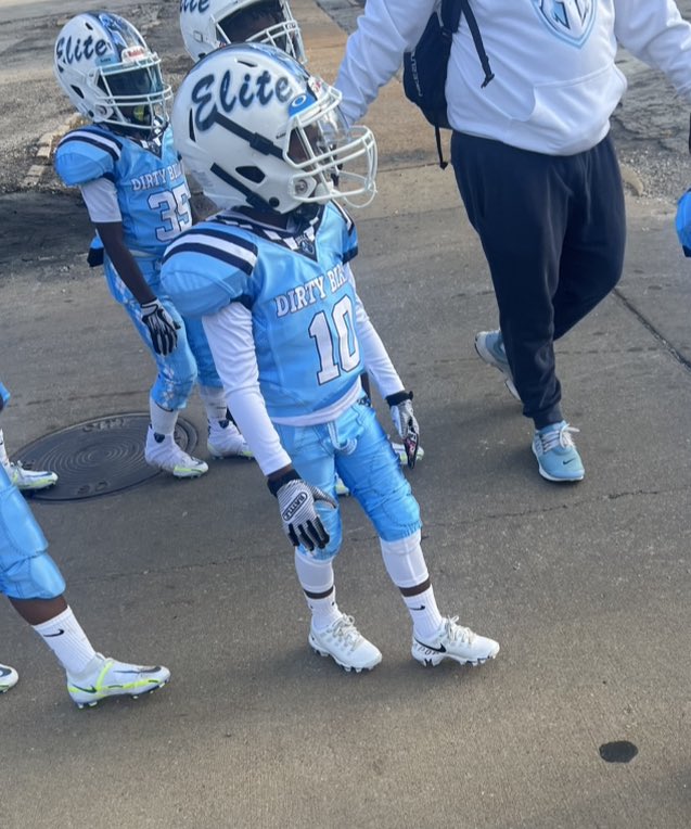 CoachNikeSpain's tweet photo. Son Son was Clean in the new uniform Thanks to @bigsgjamo 🤞🏾 Daddy @BrennanSpain put it on son son today 💪🏽 #EliteorNothing #DirtyBirdElite 🦅 #TwoSpain https://t.co/rzHVqYu0hL