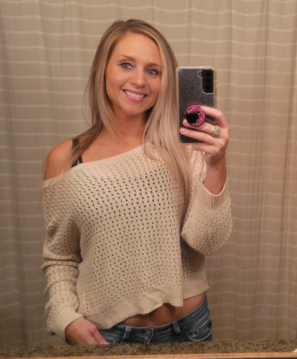 kbdoll32's tweet photo. Got to put the belly shirts away soon π₯Άππ
#onlyfans #crop #tinytop
#onlyfansbabe #fallweather
https://t.co/GbKESrGywO https://t.co/IvQbvwjTUP