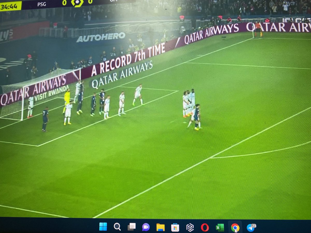 Estrategia para parar las faltas de Messi con los 11 metidos en el área, by Pau López