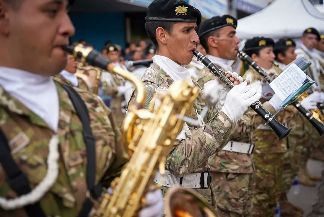 QuilmesMuni's tweet photo. ¡Así vivimos el desfile por los festejos del 73° aniversario de #Solano! https://t.co/wGXyUYdm1s