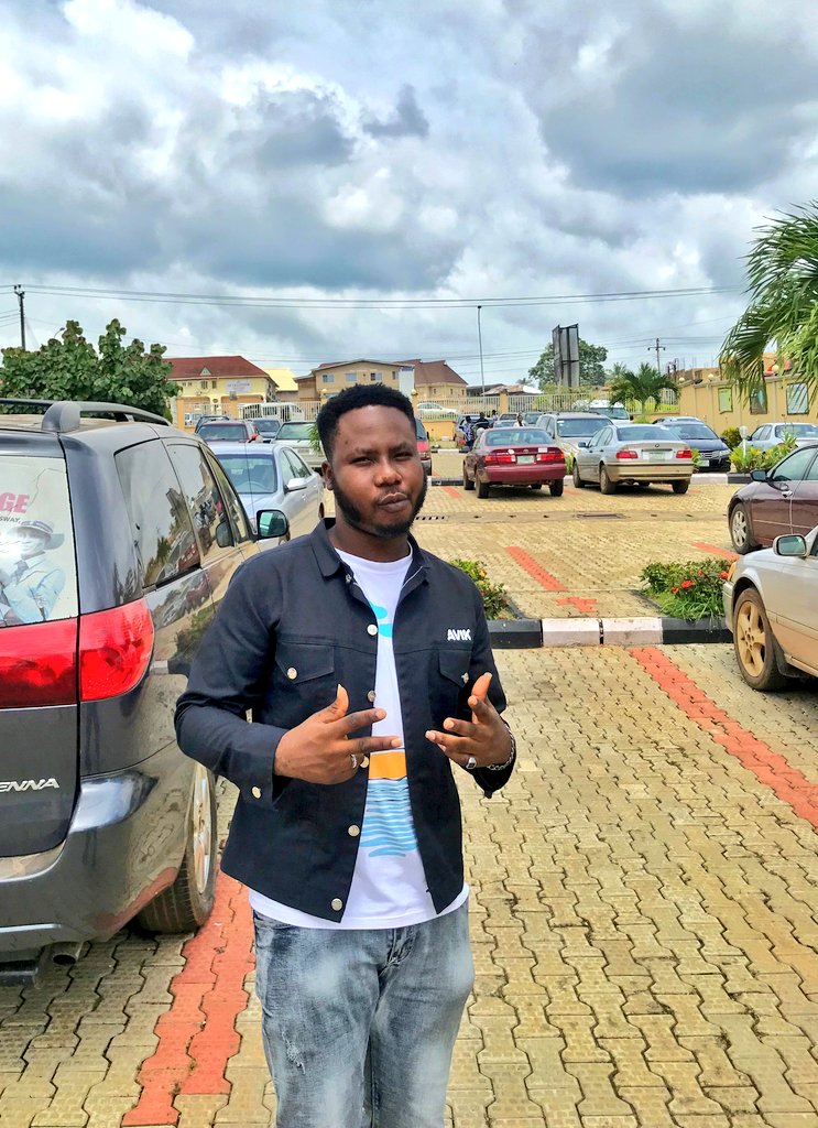 ayeniviktor_'s tweet photo. It's always a good idea to be on the right side of history. 💯🤍
I made the JACKET!!!
@AvikWears ✂️:::: get yours too 😉✌
📷: @slimpeace_
••••••••••••••••••••
#avik #avikwears #ayeniviktor #fashiondesigner #stylist #jacket #outfitoftheday #YetToCome https://t.co/msY2bDloj7