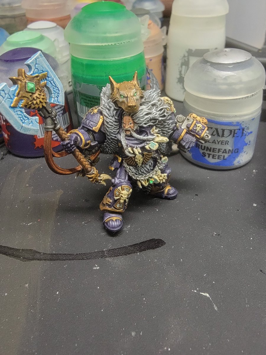 Wolfsythen's tweet photo. Finally finished up papa Santa wolf and I'm really happy with how he looks. #warhammer #logangrimnar #miniatures #paint #PaintingWarhammer #paintingminiatures https://t.co/yrKif5NfYX