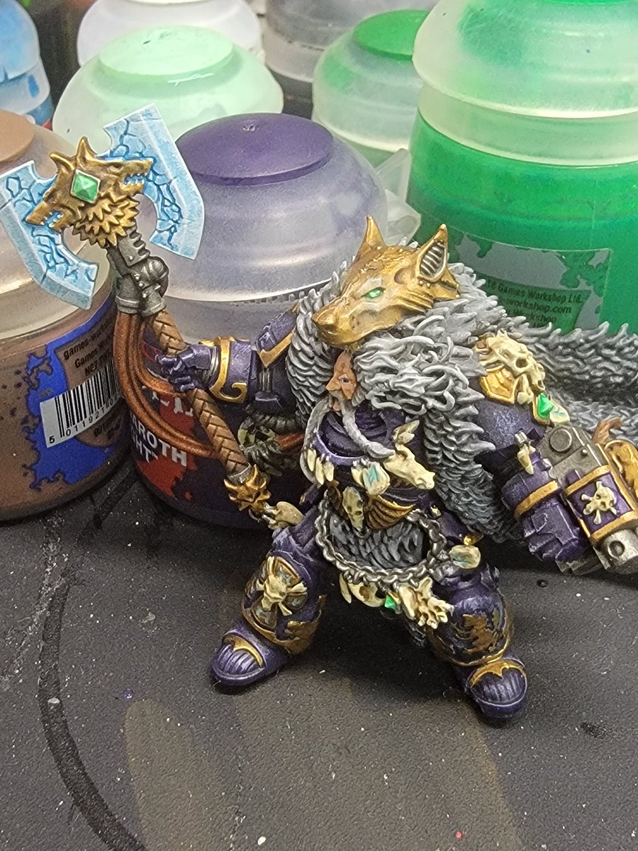 Wolfsythen's tweet photo. Finally finished up papa Santa wolf and I'm really happy with how he looks. #warhammer #logangrimnar #miniatures #paint #PaintingWarhammer #paintingminiatures https://t.co/yrKif5NfYX