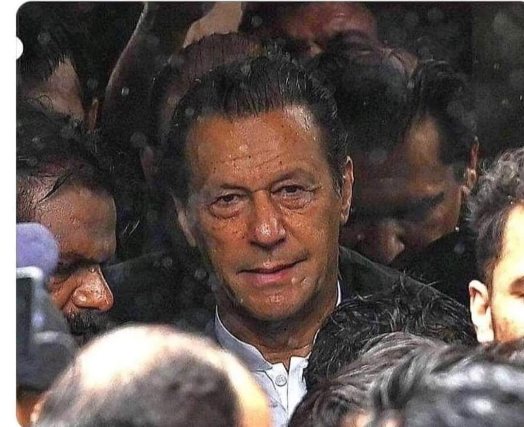 "مقابلے کی ضد کیوں کرتے ہو میرے رقیب 
ہم نے پہلے بھی کئی بار زمانے کے بھرم توڑے ہیں۔
#عوام_کی_جیت