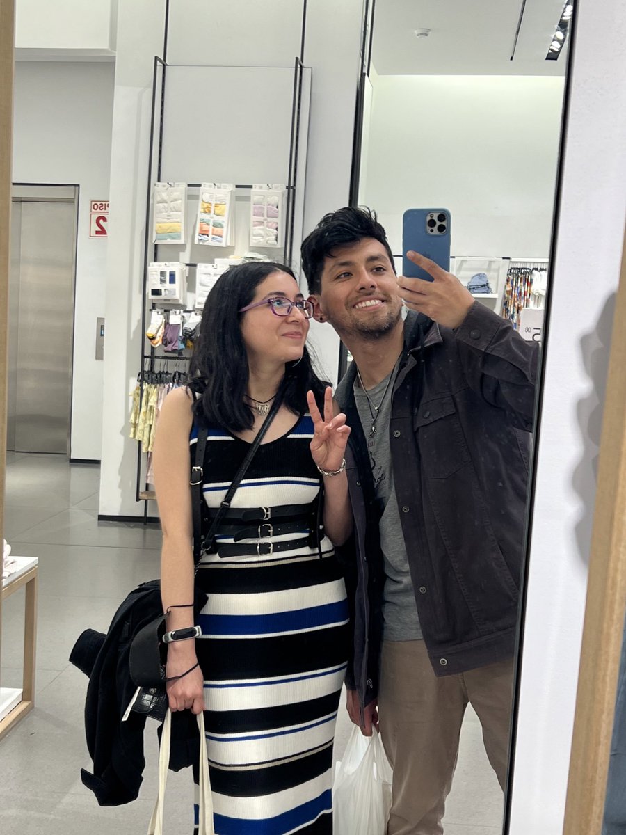EZmouse_'s tweet photo. Cuando el plan era acompañar a @gloria_et a un closet sale y terminamos yendo a otros lugares a hacer compras compulsivas 😂👌🏼 https://t.co/uVBixiAAbx