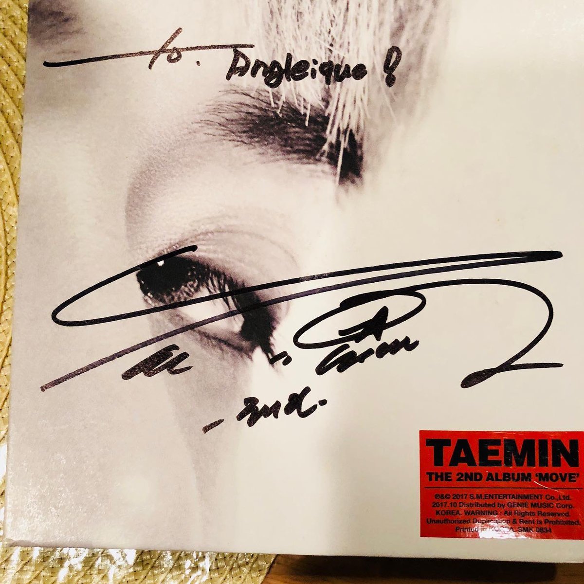 CRIchaSON's tweet photo. #FunFACT TAEMIN signed the #MOVE LP for @adnlewis @MsCinelu and myself personally!!! He is the #KING for a reason 👑🙌🏽✨🔥
So Grateful 👏🏽

#TAEMIN #태민 #テミン #TAEMINMOVE #MOVEanniversary https://t.co/FtaGNd8WR3
