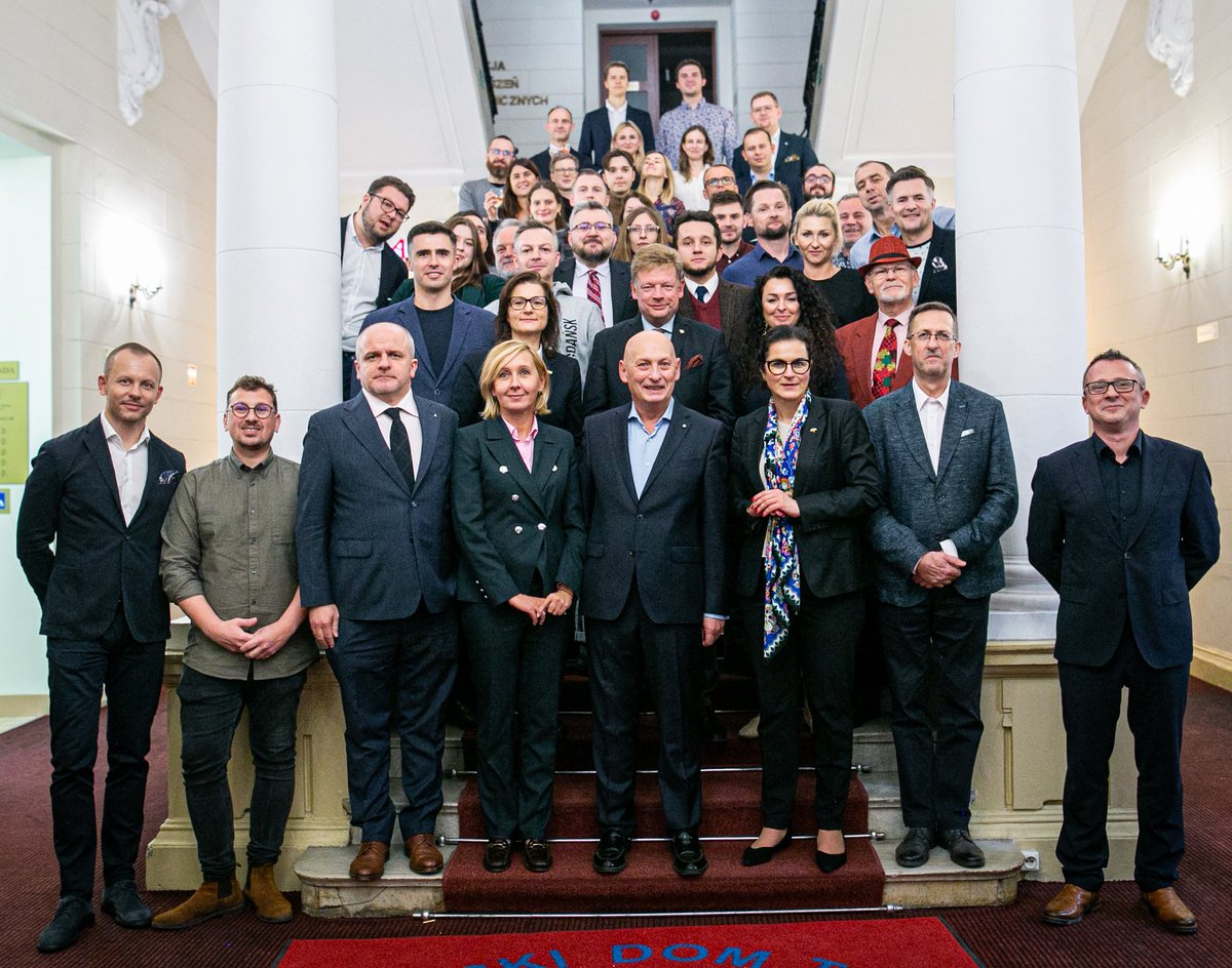 StudiumObywatel's tweet photo. Cóż to był za weekend! Za nami drugi stacjonarny zjazd w ramach Programu Przywództwa Społecznego oraz inauguracja semestru zimowego dla grup Zielonego MBA 🎓 Kolejne miesiące pokazują, że Studium Obywatelskie im. P. Adamowicza to kuźnia samorządowych ekspertów! Działamy dalej!✌️ https://t.co/utAAOZZBaP
