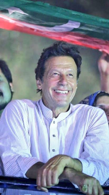 آج ایکبار پھر ثابت ہوگیا نہ نواز شریف نہ شہباز شریف نہ آصف زرداری پورا پاکستان یک زبان کراچی سے پشاور تک عمران خان پر اپنے اعتماد کا اظہار کررہا ہے اقتدار میں گھس بیٹھنے سے شہباز شریف وزیر اعظم تو بن گئے مگر آج ایکبار پھرن لیگ مقبولیت بمعہ پوری کی پوری PDM زمیں بوس نظر آئی