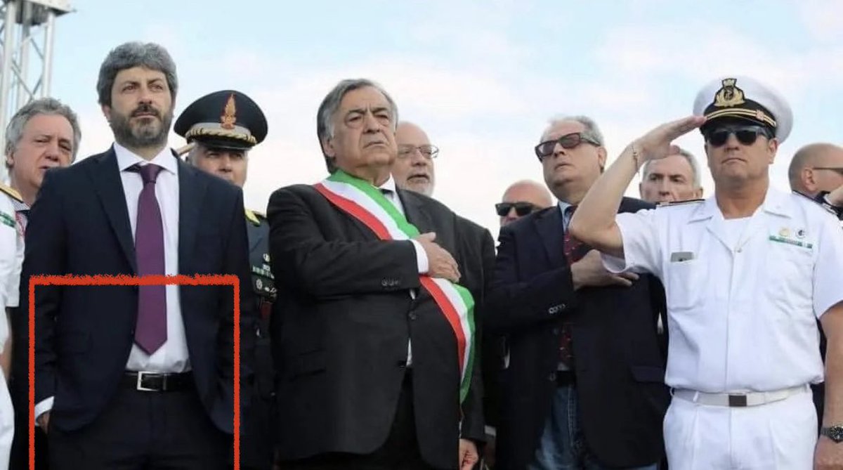 Lo ricorderemo così, mani in tasca durante l’inno d’Italia