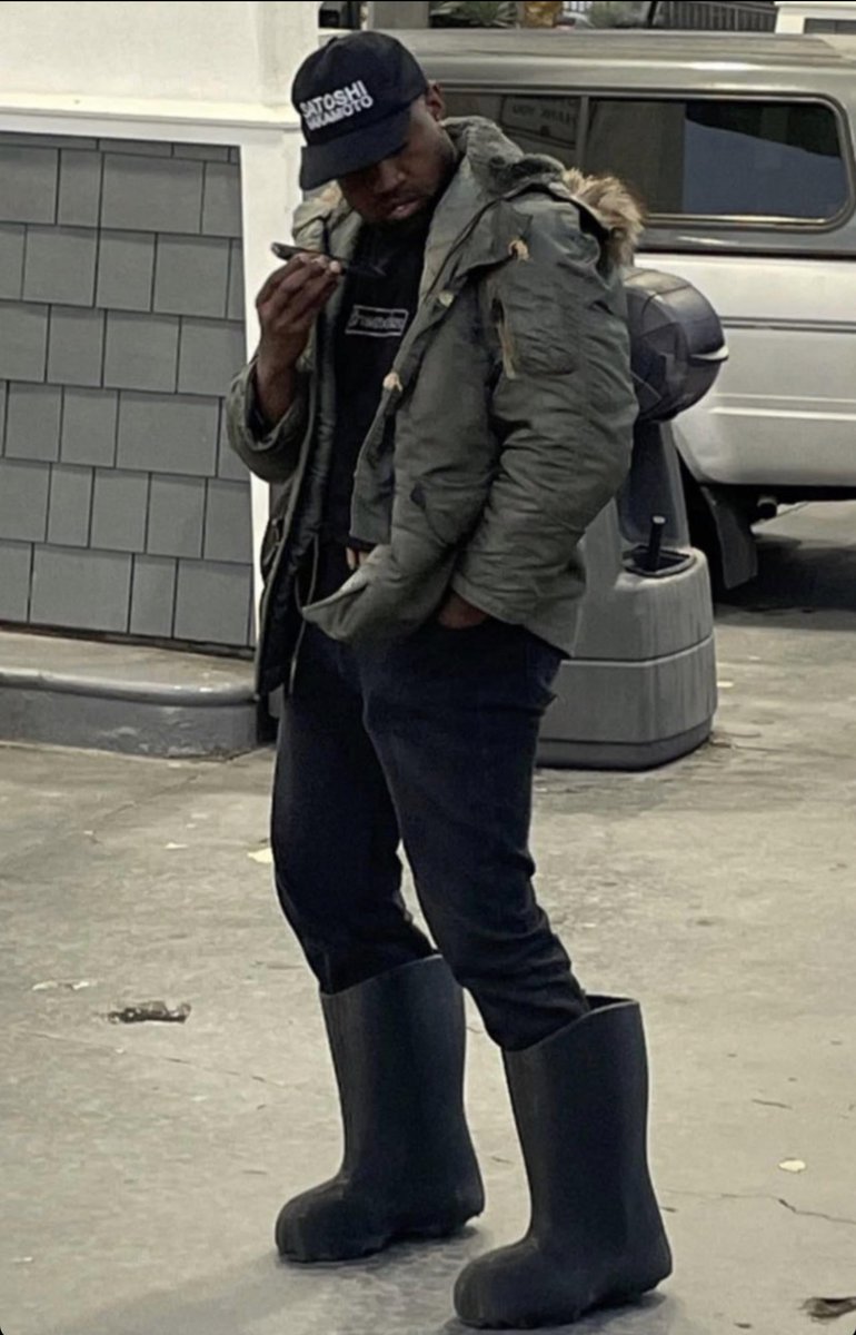 Ye West (Kanye) wearing a Satoshi Nakamoto hat after being kicked out of his bank account by JPMorgan. #Bitcoin