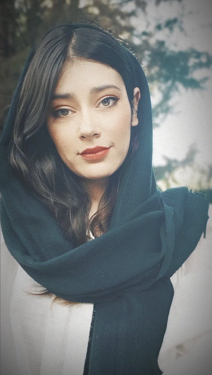 Das ist Shiva Kianfar. Sie wurde vor 3 Wochen in Urmia verhaftet und hat nun ihre Familie kontaktiert und mitgeteilt, dass es ihr sehr schlecht geht im Gefängnis. Ich weiß nicht, was wir tun können, aber vielleicht hilft etwas internationale Aufmerksamkeit. #IranProtests2022