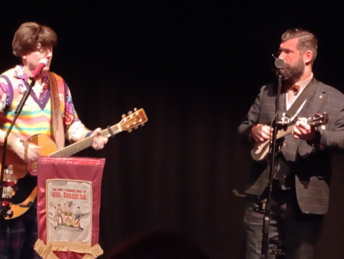 CraftyHippoUK's tweet photo. Ok love this photo of @tombwild and Scott from @barstewardsons  at last nights gig. One of the best gigs I've been to https://t.co/glkwV3p23x