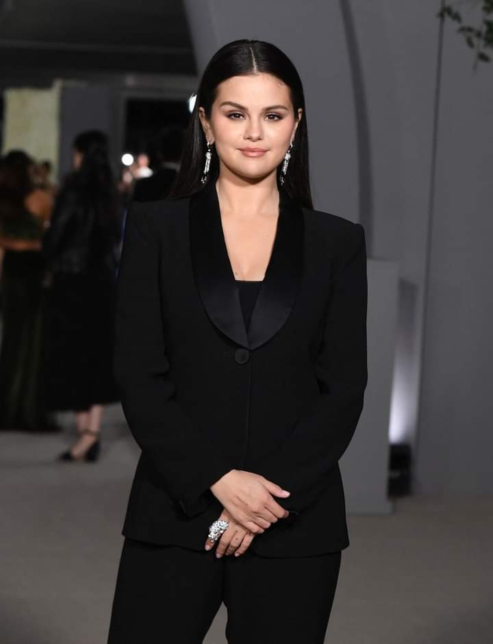 sely_2012's tweet photo. Para mí esto significa que SELENA GÓMEZ ha cerrado el capítulo al 100% por si misma; es decir se ha saltado eventos en el pasado para no encontraste con la pareja, pero después de esto, a Selena ya no le importará porque ya no la afectará, lo cual es una buena señal. AMOR PROPIO. https://t.co/QrPRyGo5Oo