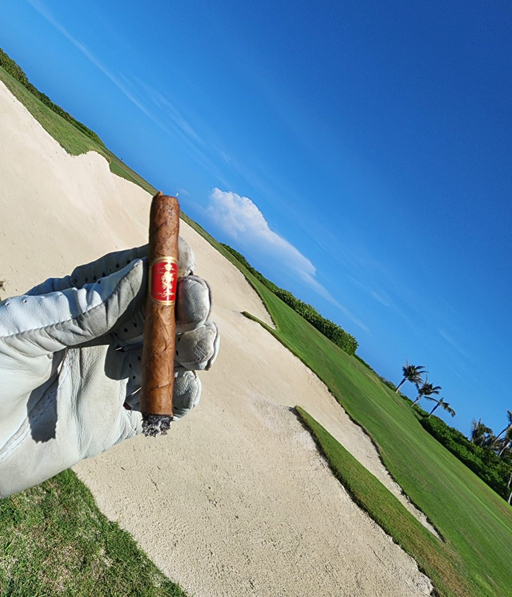 Cigardom's tweet photo. Los cigarros La Aurora Petites son muy cómodos para fumar en el campo de #golf // Enjoying @LaAuroraCigars Petites at @CoralesGolfClub in @PUNTACANARESORT @GVelayos107 @iturbidesz https://t.co/NZnRoyRXht