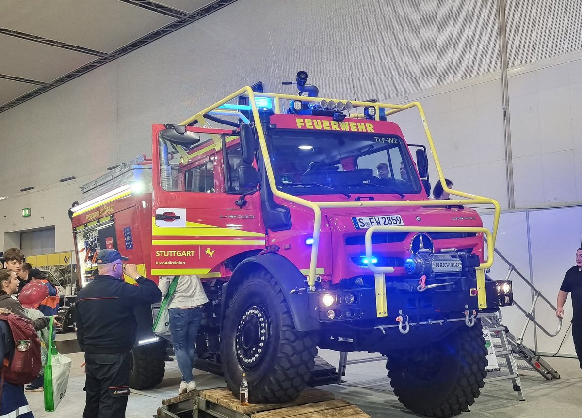 Hobbyfotografin's tweet photo. #Unimogs bei der #FlorianMesse in #Dresden. #Feuerwehr https://t.co/mLCKMtMKwa