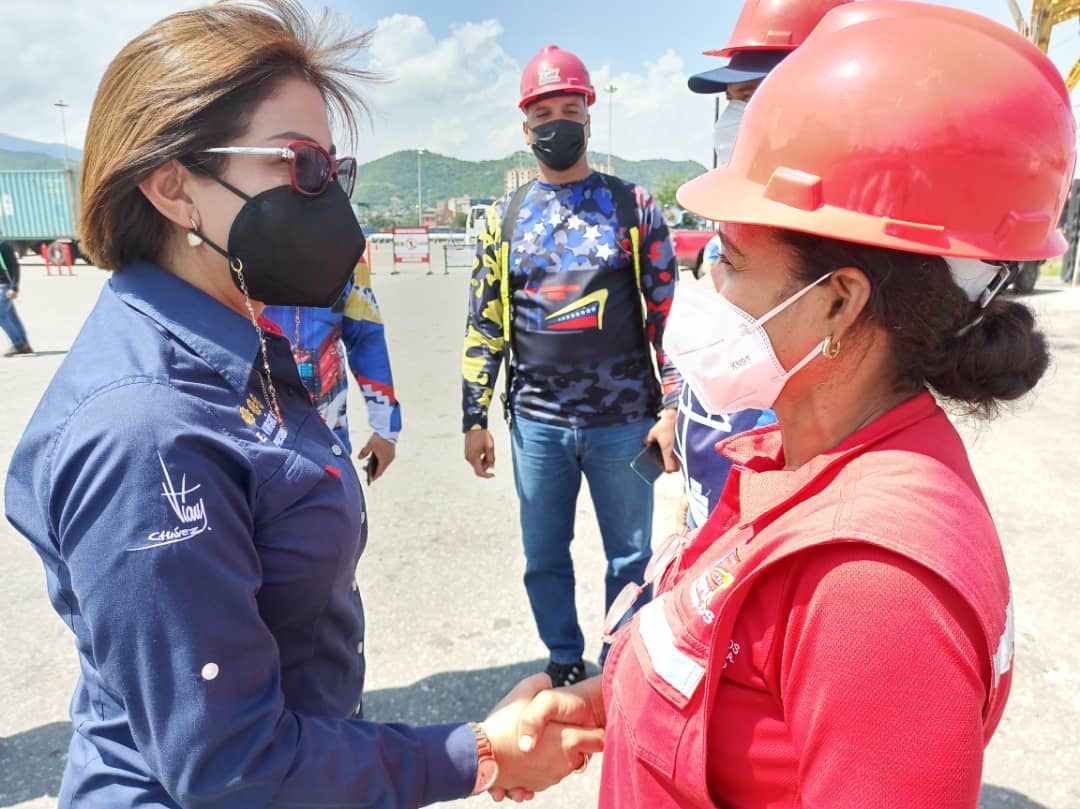 VirguezErika's tweet photo. Este domingo #16Oct pasando revista al Puerto Internacional de Puerto Cabello, en el estado Carabobo, escuchando a las mujeres y hombres que dan vida a estas instalaciones y que a diario demuestran la calidad humana y el compromiso que caracterizan a @Bolipuertos_

#16Oct https://t.co/9dCnM2ubIb