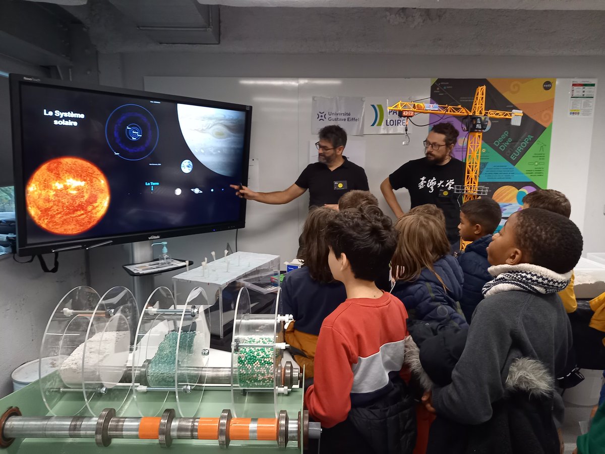 LPG_Lab's tweet image. De beaux moments de partage au Village des Sciences lors de cette #fds2022 ! Un grand merci à tous les visiteurs et aux scientifiques du @LPG_Lab et @UGustaveEiffel !

@NantesUniv @CNRS_dr17