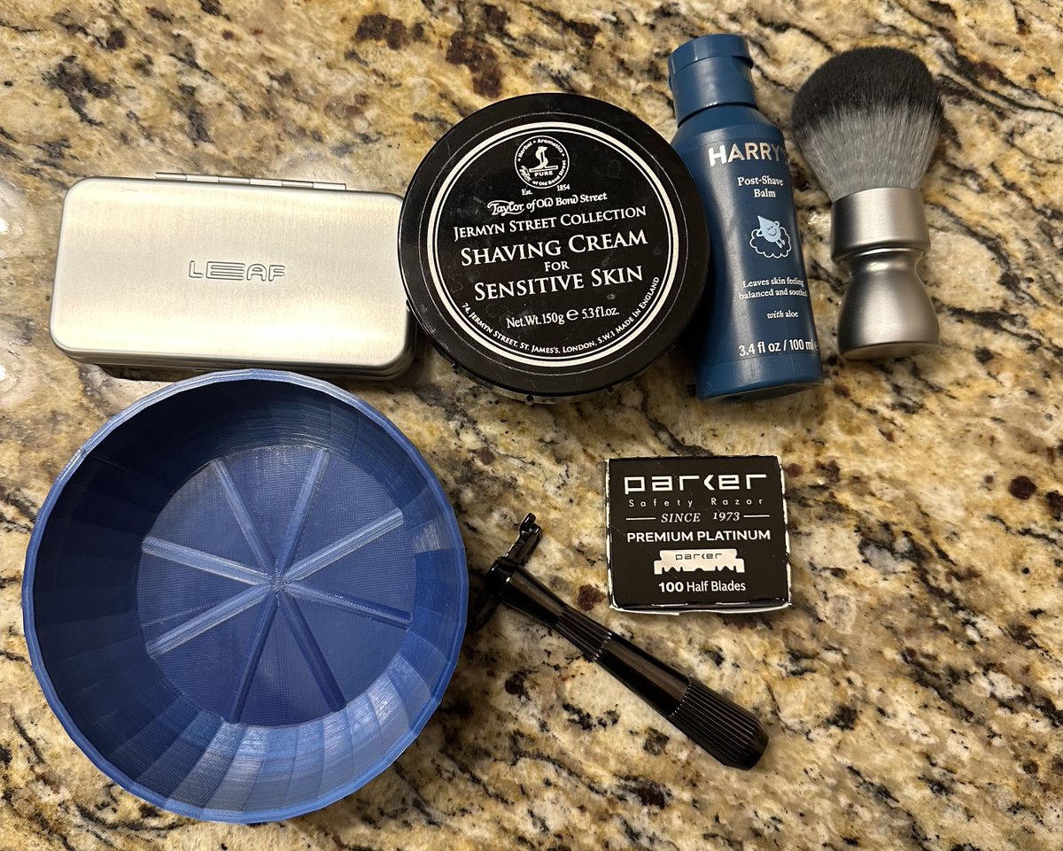 SunRisingSoul's tweet photo. Razor; Leaf Twig
Blade: Parker Platinum
Lather: TOB Jermyn Street
Bowl: TRC Blue 
Brush: Yaqi Chrome
 Aftershave: Harry’s Post Shave Balm 

Great Sunday shave. The twig raiser is easy to use and provides an easy-going shave. No nonsense for Sunday.

Have a good day.

#shave https://t.co/sFJXpbu57E