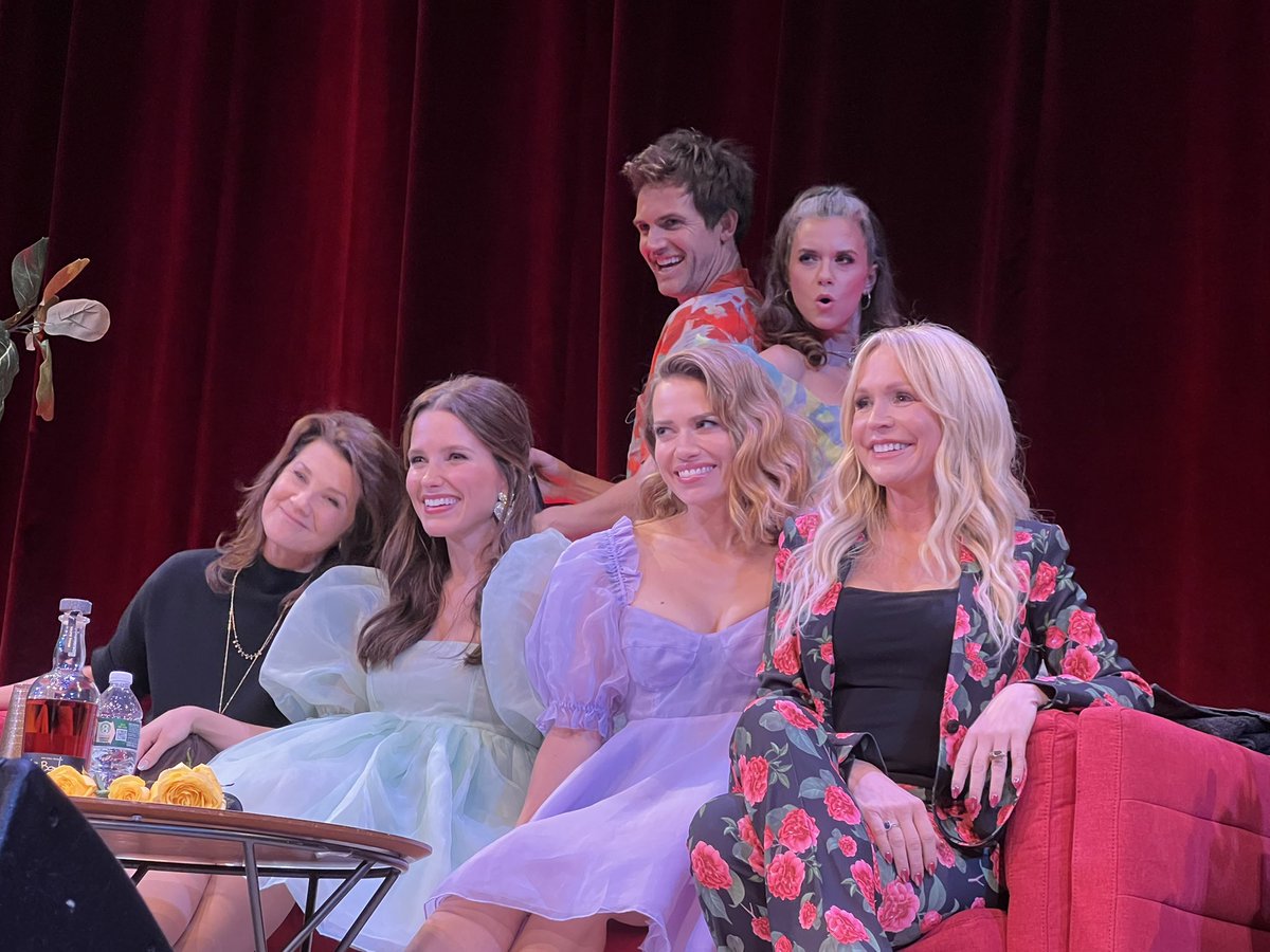BushSophiaBr's tweet photo. 📸 | Sophia Bush, Hilarie Burton, Bethany Joy Lenz, Barbara Alyn Woods, Daphne Zuniga e Tyler Hilton no palco do Drama Queens Live On Tour em Nova York hoje.

Cr. BwaySHO, allonsyarielle and mysticaltime https://t.co/BHyDtNvAOg