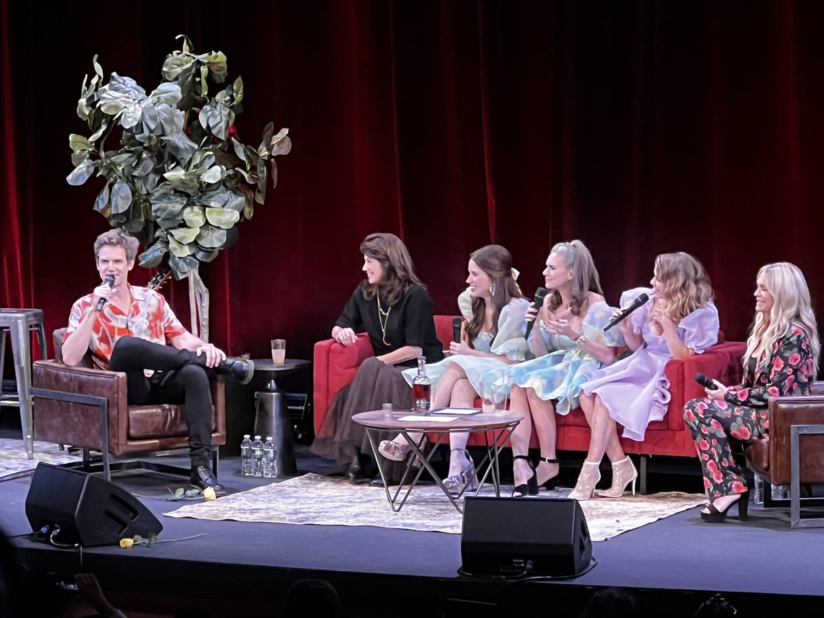 BushSophiaBr's tweet photo. 📸 | Sophia Bush, Hilarie Burton, Bethany Joy Lenz, Barbara Alyn Woods, Daphne Zuniga e Tyler Hilton no palco do Drama Queens Live On Tour em Nova York hoje.

Cr. BwaySHO, allonsyarielle and mysticaltime https://t.co/BHyDtNvAOg