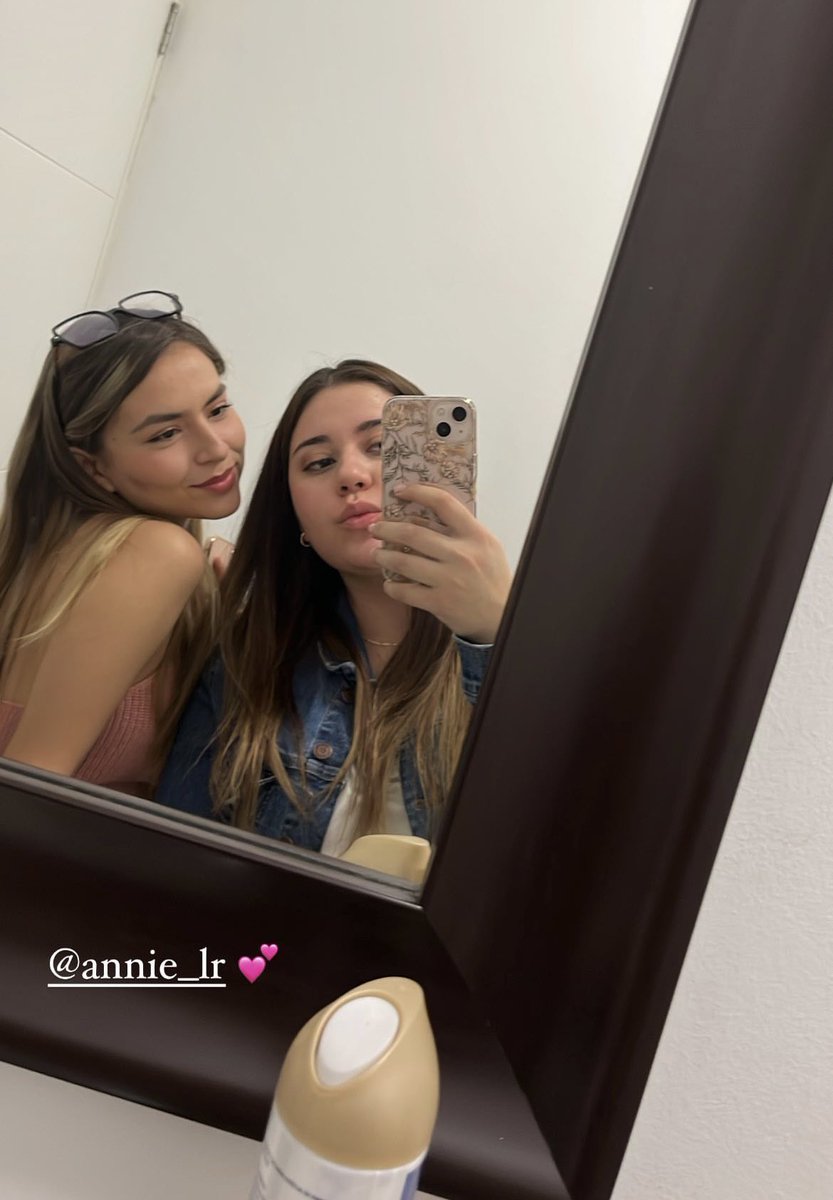 SoleilMtzC's tweet photo. 2017//2022 ✨

siempre juntas @moondries 💕💕💕 https://t.co/28afZ382Te